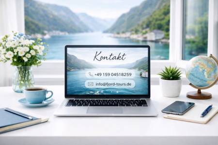 Kontaktmöglichkeit zu Fjord Tours für Angelurlaub in Norwegen mit Laptop und Fjordblick im Hintergrund